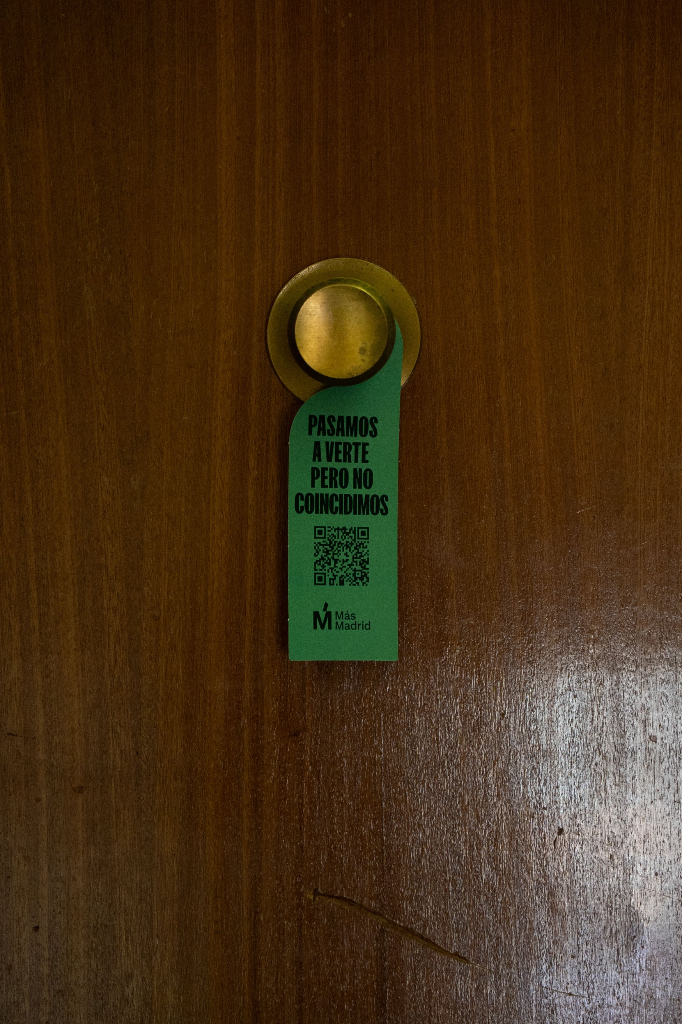 Cuelga puertas que dejan los voluntarios, militantes o concejales de Más Madrid cuando un vecino no está en casa.