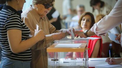 Ambiente de votaci&oacute;n en un colegio electoral de Valencia en las elecciones legislativas del 26-J. 