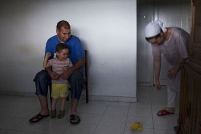 Mustafá, su esposa e hijo, ayer tras paralizarse el deshaucio de su vivienda.