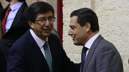 Juan Manuel Moreno (PP) y Juan Marín (Ciudadanos) se saludan en el Parlamento andaluz el pasado 27 de diciembre.
