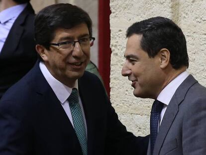 Juan Manuel Moreno (PP) y Juan Marín (Ciudadanos) se saludan en el Parlamento andaluz el pasado 27 de diciembre. 