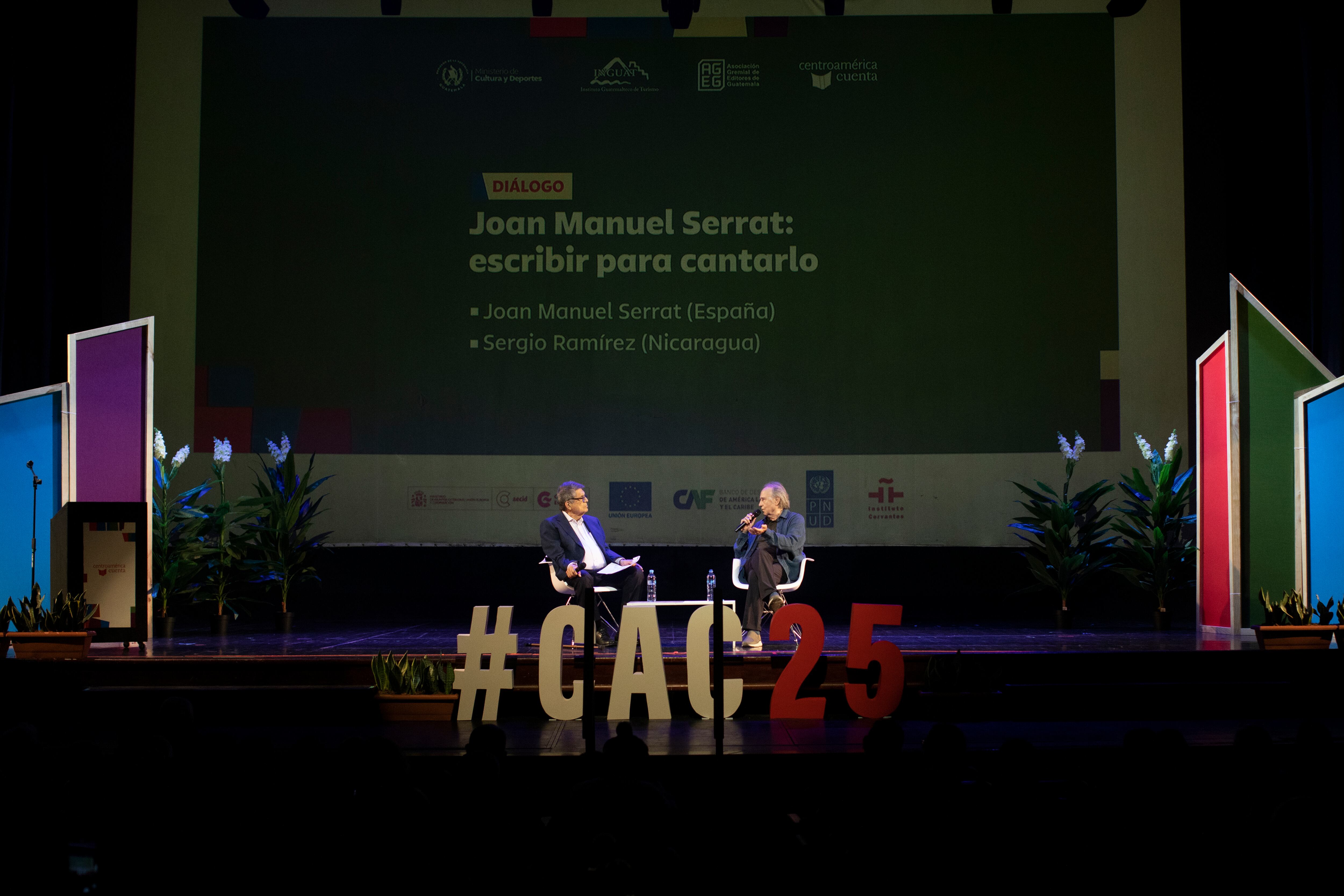 Sergio Ramírez y Joan Manuel Serrat durante el conversatorio. 