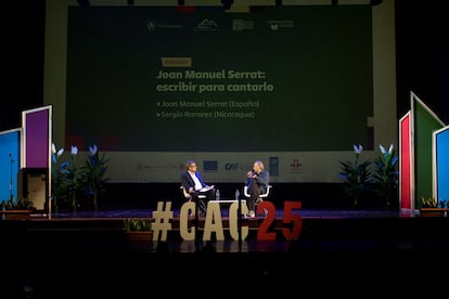 Sergio Ramírez y Joan Manuel Serrat durante el conversatorio.