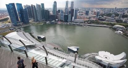 Varios j&oacute;venes pasean por Singapur.