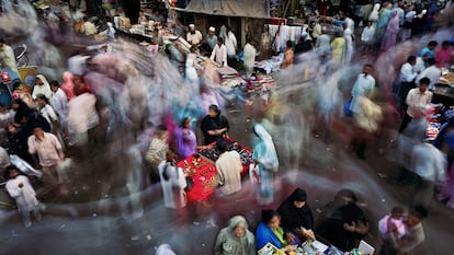 Saifee Jubilee Street, Kumbharwada, Bombay, India, 2007. 