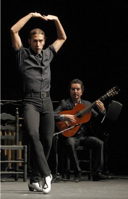 El bailaor en un momento de su interpretación de la seguiriya de Vicente Escudero en el espectáculo '¿La guerra ha terminado? Arte en un mundo dividido (1945-1968) Flamenco, música y baile en la reconstrucción de lo popular y lo moderno'