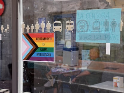 Carteles en una calle de Valdemorillo (Madrid) contra la censura.