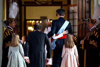 La reina Letizia, abraza a su marido, el rey Felipe VI, a su entrada al Congreso de los Diputados.