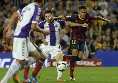 Neymar lucha por el balón con Rukavina 