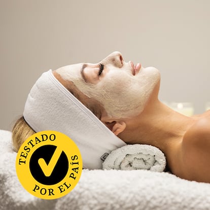 Una chica haciéndose un tratamiento facial.