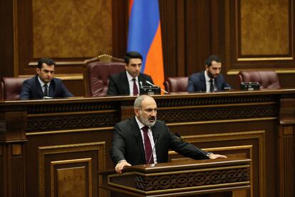 El primer ministro armenio, Nikol Pashinyan, se dirige al parlamento tras una escalada en las hostilidades sobre la región de Nagorno-Karabaj, frontera entre Armenia y Azerbaiyán, este martes.