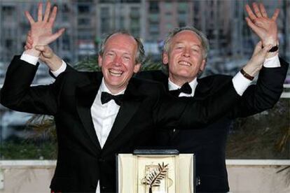 Los directores belgas Luc (izquierda) y Jean-Pierre Dardenne celebran la Palma de Oro a <i>L&#39;Enfant,</i> ayer en Cannes.