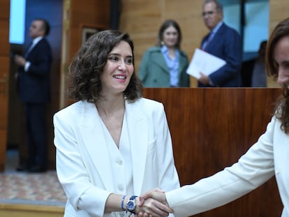 Mónica García saluda a Isabel Díaz Ayuso a su llegada a la Asamblea de Madrid