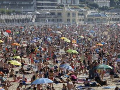 Los hoteleros esperan un verano récord de visitantes españoles, que también han aumentado sus viajes al extranjero dejando atrás la crisis