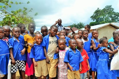 <p>Estos niños viven en uno de los pueblos más afectados por el ébola de todo el distrito: Pate Bana. De los 500 habitantes de este poblado, más de 130 fueron infectados y tan solo 40 sobrevivieron al letal virus. Es un poblado de agricultores en el que todos los habitantes fueron aislados en cuarentena y perdieron su única fuente de ingresos: las cosechas. Hoy viven orgullosos por haber conseguido “echar al ébola de sus tierras”.</p> <p>La vida de los niños en Sierra Leona cambió radicalmente cuando la epidemia del ébola estalló en el país: las escuelas cerraron, las reuniones sociales se prohibieron, igual que todo partido de fútbol o de cualquier otro deporte. </p>