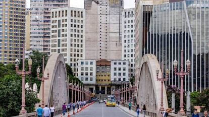 O viaduto Santa Tereza, escalado por Drummond