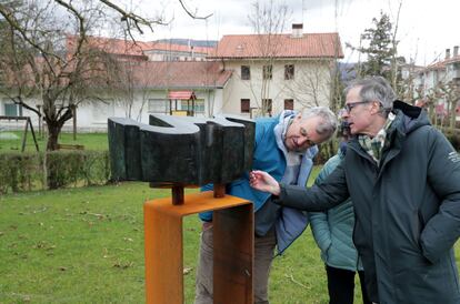 Gorka Basterretxea muestra a unos visitantes la obra 'Araba'.