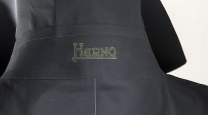 Detalle del termosellado en una chaqueta de Herno.