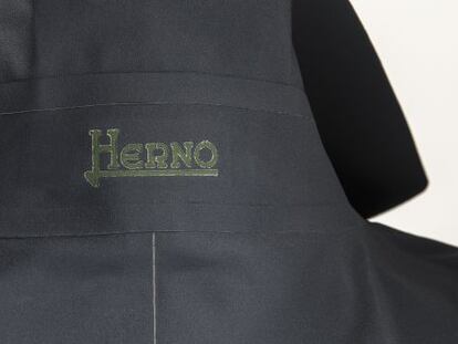 Detalle del termosellado en una chaqueta de Herno.