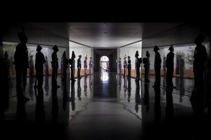 Militares venezolanos participan en los actos conmemorativos del 185 aniversario de la muerte del prócer independentista venezolano Simón Bolívar, en Caracas (Venezuela).