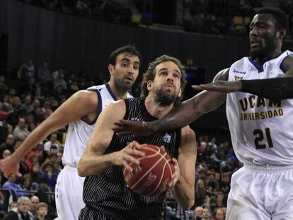 El pívot nigeriano del UCAM Ehimen Orukpe intenta impedir la entrada del alero del Bilbao Basket Roger Grimau 