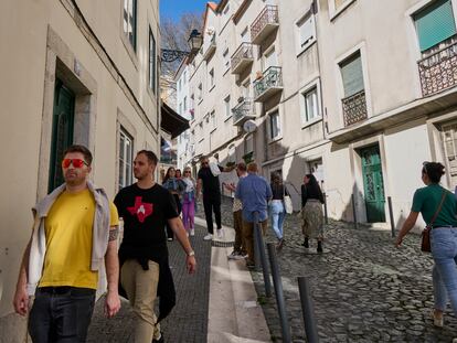 Los turistas caminan por las calles de Lisboa el pasado 15 de marzo de 2023.