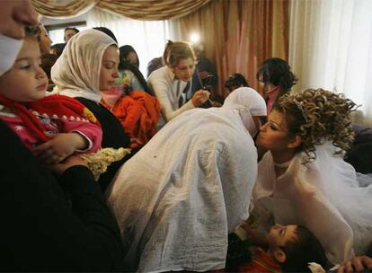 Arwad Abu Shahin, que residía en la ciudad israelí de Buqata, recibe los últimos consejos antes de separarse de su familia. Amigos y familiares se reunieron en la casa de los padres de la novia para celebrar una despedida que durará hasta que Siria e Israel firme un acuerdo de paz.