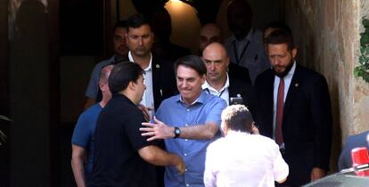 Jair Bolsonaro se despide del presidente de la Cámara de Diputados, Rodrigo Maia.