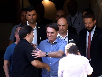 Jair Bolsonaro se despide del presidente de la Cámara de Diputados, Rodrigo Maia.