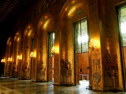 Las paredes decoradas con mosaicos del salón dorado del Stadshuset, el Ayuntamiento de la ciudad.