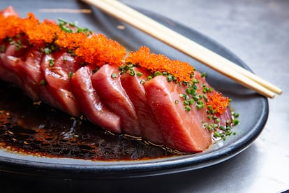 Sashimi de atn del local de mariscos en el Mercado de San Juan.