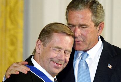 23 de julio de 2003. El entonces presidente estadounidense George W. Bush entrega la Medalla Presidencial de la Libertad al expresidente checo Václav Havel durante una ceremonia celebrada en la Casa Blanca en Washington.