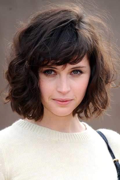 Felicity Jones inspira una de las versiones con más volumen y rizos marcados.