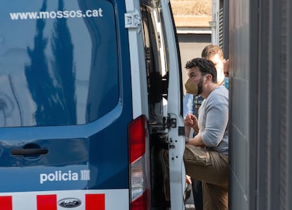 Uno de los detenidos es conducido a un furgón policial desde la comisaría de la Policía Local de Llinars del Vallés (Barcelona). EFE / Enric Fontcuberta