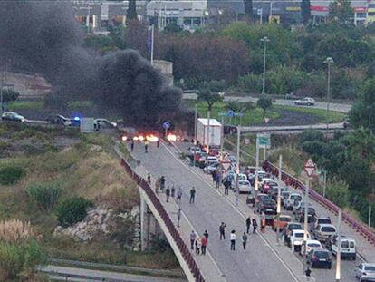 Barricada en una carretera de acceso a Tarragona.