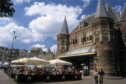 Terraza del restaurante De Waag (El Peso). El histórico edificio, de 1488, es el centro del antiguo barrio judío de Amsterdam.