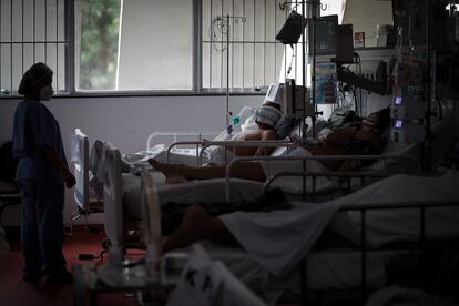 Profissional da saúde trabalha na UTI de um hospital municipal de São Paulo atendendo pacientes com covid-19, em 13 de março.