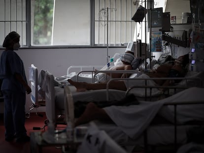 Profissional da saúde trabalha na UTI de um hospital municipal de São Paulo atendendo pacientes com covid-19, em 13 de março.