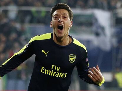Mesut &Ouml;zil celebra el gol de la victoria del Arsenal ante el Ludogorets.