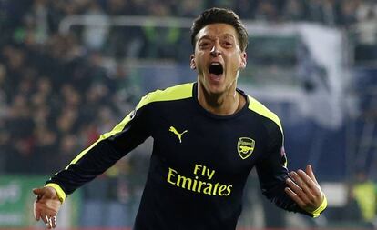 Mesut &Ouml;zil celebra el gol de la victoria del Arsenal ante el Ludogorets.