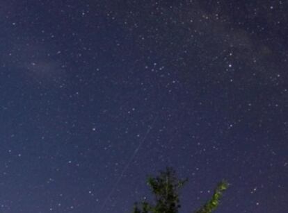 Rastro luminoso del avión espacial militar no tripulado <i>X-37B</i> en una imagen tomada el 24 de mayo desde Tejas.