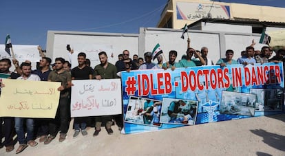 Un grupo de trabajadores sanitarios se manifiesta contra la ofensiva de El Asad, este domingo en Atmeh (Idlib).