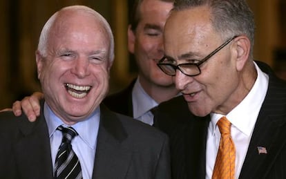 Los senadores John McCain y Chuck Schumer celebran la aprobaci&oacute;n de la reforma.