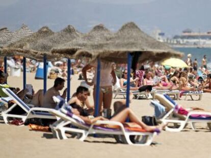 Numerosos valencianos y turistas disfrutan del sol,  en las playas de La Malvarrosa y Las Arenas de Valencia. 