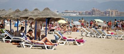 Numerosos valencianos y turistas disfrutan del sol,  en las playas de La Malvarrosa y Las Arenas de Valencia. 