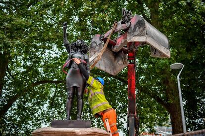 Un operario retira la escultura de Marc Quinn que había sustituido a la del esclavista Edward Colston, derribada recientemente.