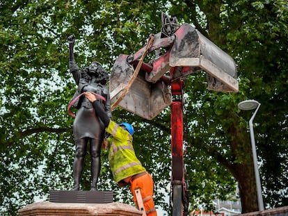 Un operario retira la escultura de Marc Quinn que había sustituido a la del esclavista Edward Colston, derribada recientemente.