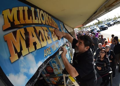 Exterior de una tienda en California donde centenares de personas esperaban su turno para comprar un boleto de la Powerball.