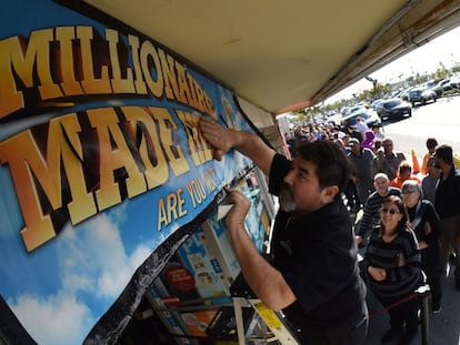 Exterior de una tienda en California donde centenares de personas esperaban su turno para comprar un boleto de la lotería Powerball.