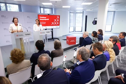 La consejera de Economía, Alícia Romero (i), y la consejera de Territorio y portavoz del Govern, Sílvia Paneque (d), durante la prestación de los 'Préstamos emancipación' de este martes.